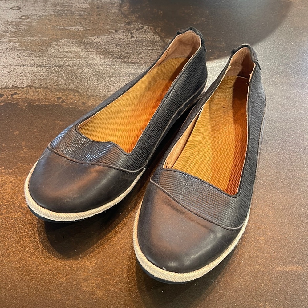 OluKai Lino Slip-on Black Leather Flats